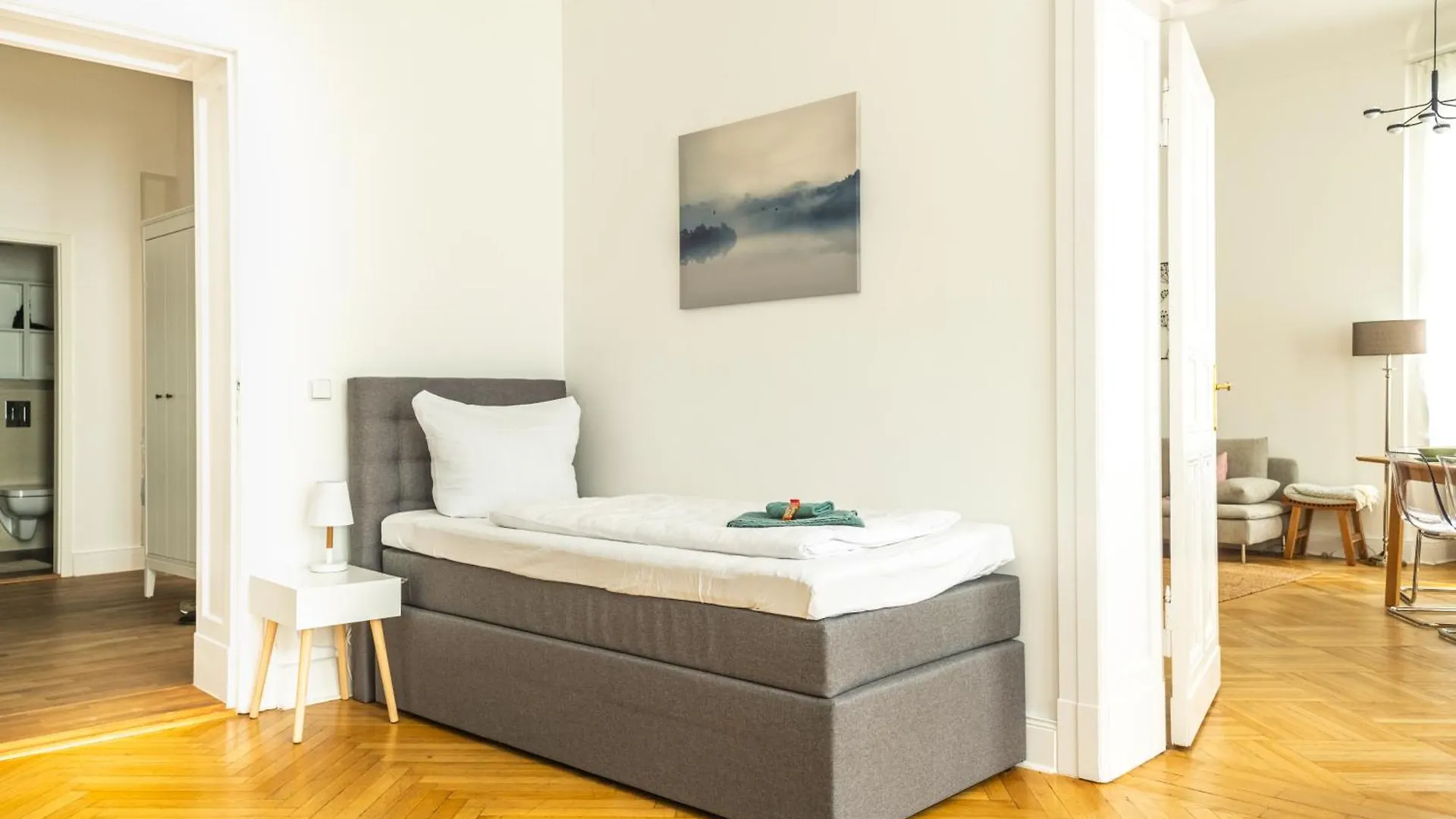 Kaiser 02 By Rockchair Apartments L Superhost Status L 3 Bedrooms Boxspringbeds 2 Bathrooms L Cozy Family & Business Flair 155 Sqm 3 Balcony 2Nd Floor Elevator Up To 10 Guests Welcomes You! Βερολίνο