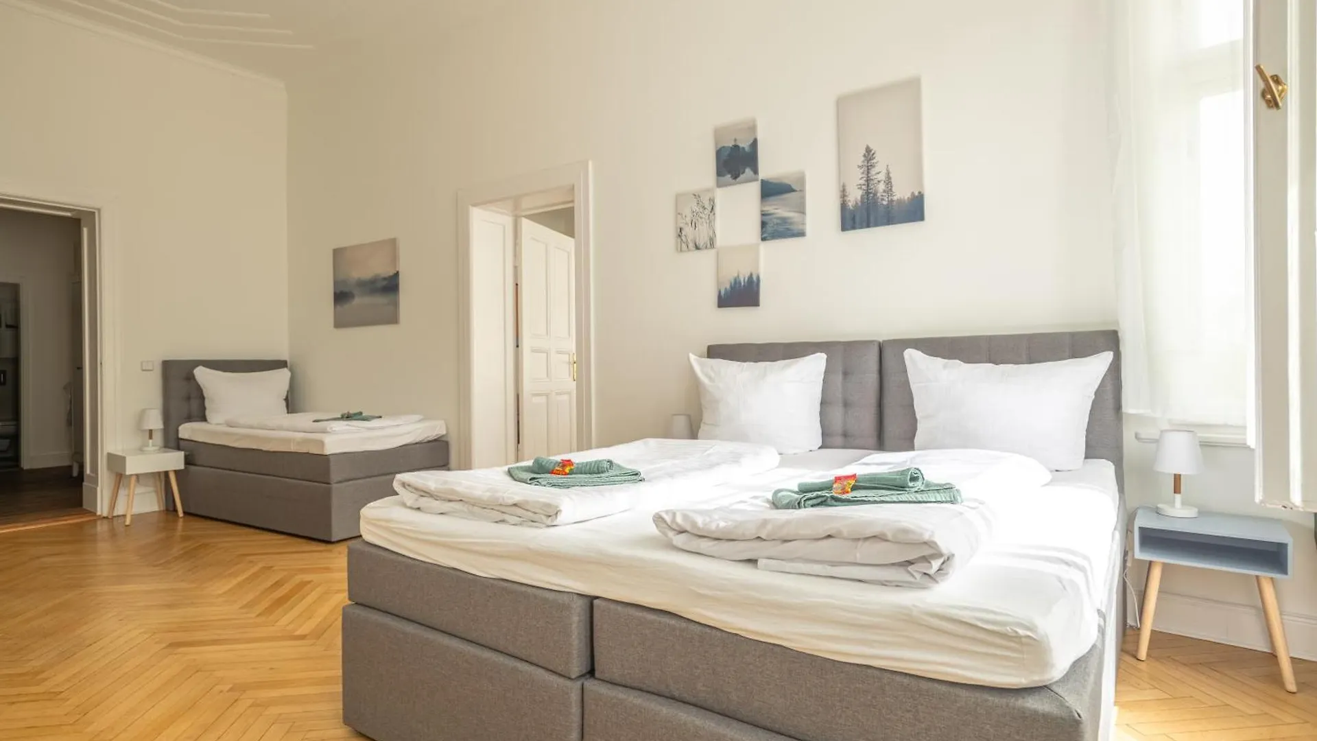 Kaiser 02 By Rockchair Apartments L Superhost Status L 3 Bedrooms Boxspringbeds 2 Bathrooms L Cozy Family & Business Flair 155 Sqm 3 Balcony 2Nd Floor Elevator Up To 10 Guests Welcomes You! Βερολίνο Γερμανία