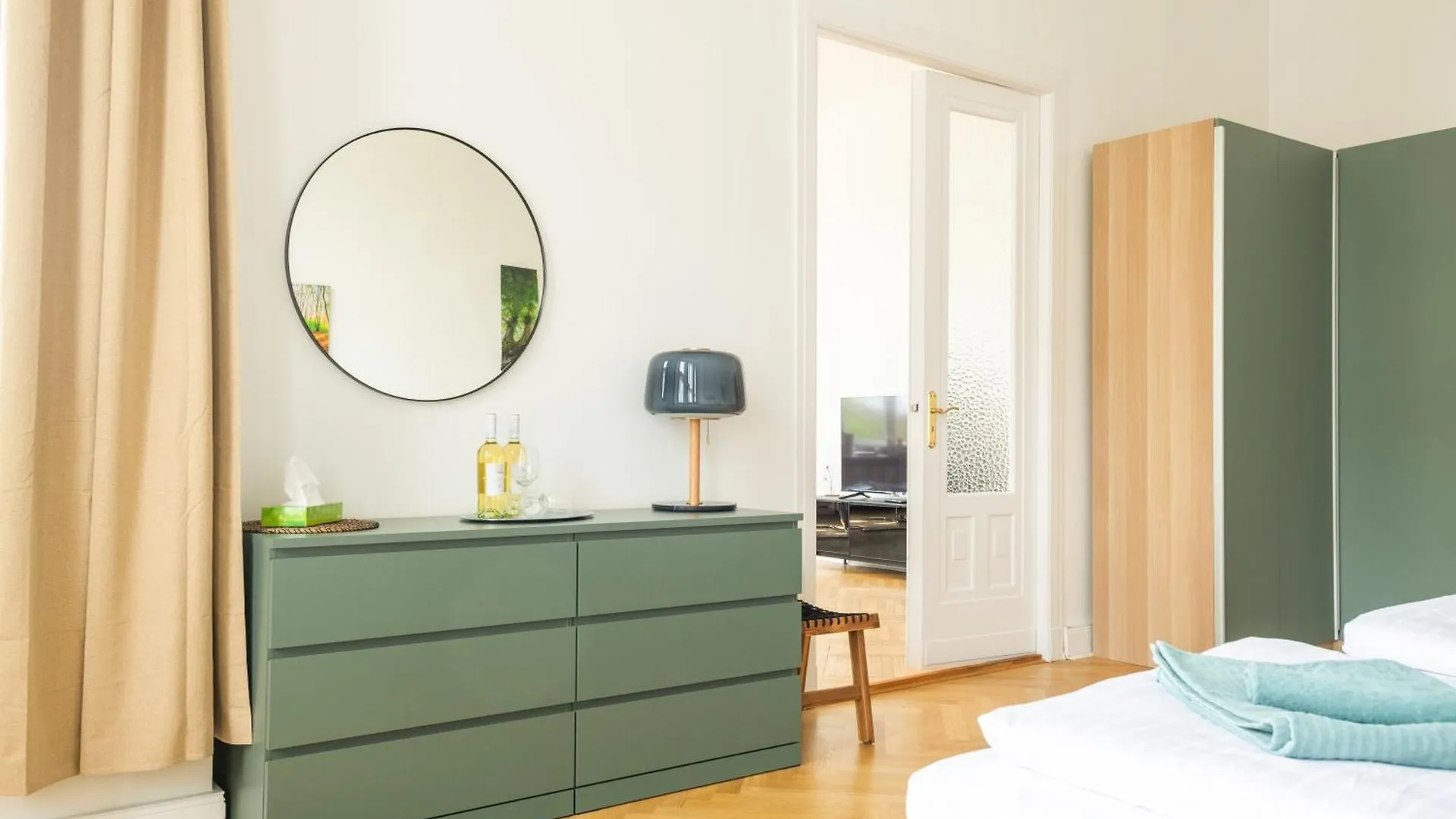 Kaiser 02 By Rockchair Apartments L Superhost Status L 3 Bedrooms Boxspringbeds 2 Bathrooms L Cozy Family & Business Flair 155 Sqm 3 Balcony 2Nd Floor Elevator Up To 10 Guests Welcomes You! Βερολίνο 0*,  Γερμανία