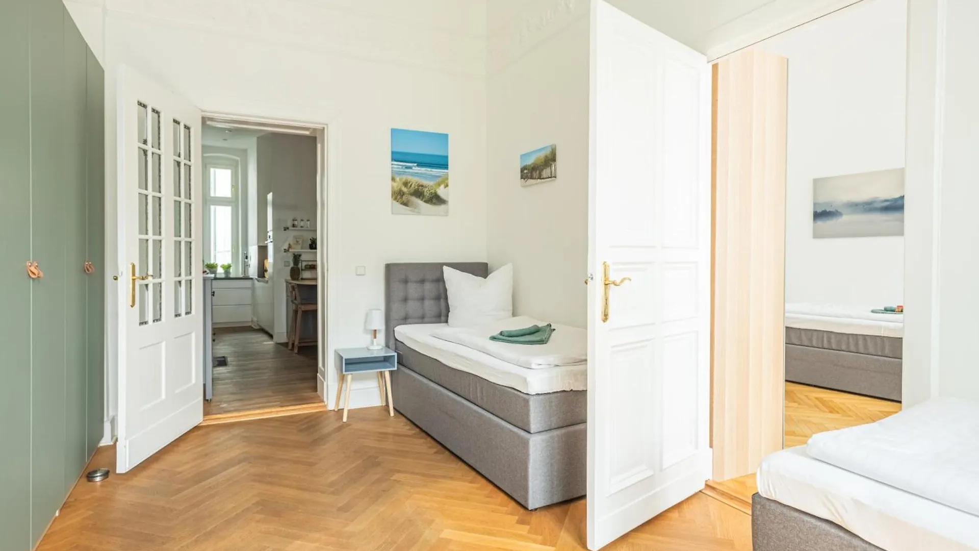Kaiser 02 By Rockchair Apartments L Superhost Status L 3 Bedrooms Boxspringbeds 2 Bathrooms L Cozy Family & Business Flair 155 Sqm 3 Balcony 2Nd Floor Elevator Up To 10 Guests Welcomes You! Berlin Németország