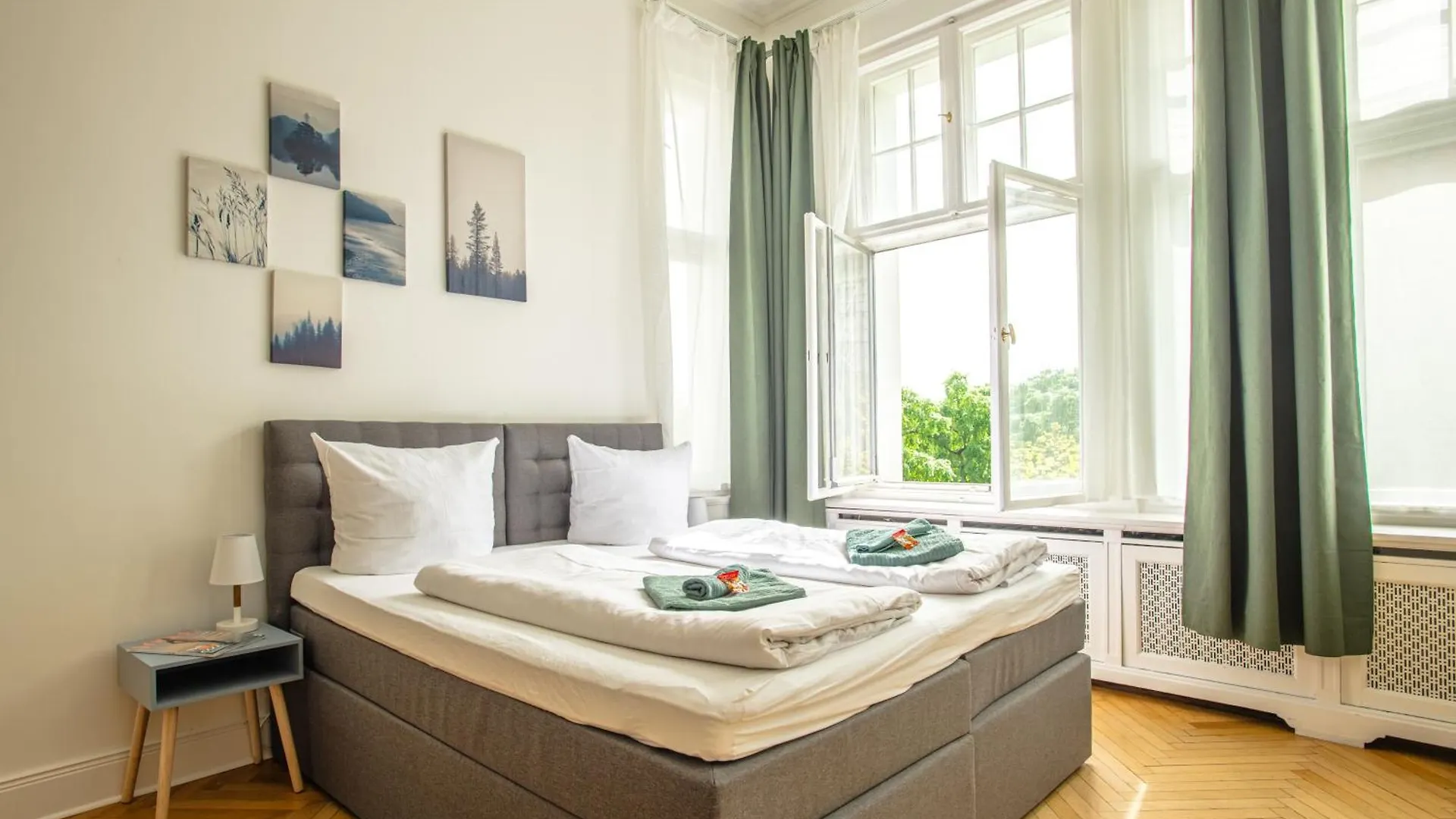 Kaiser 02 By Rockchair Apartments L Superhost Status L 3 Bedrooms Boxspringbeds 2 Bathrooms L Cozy Family & Business Flair 155 Sqm 3 Balcony 2Nd Floor Elevator Up To 10 Guests Welcomes You! Berlin Németország