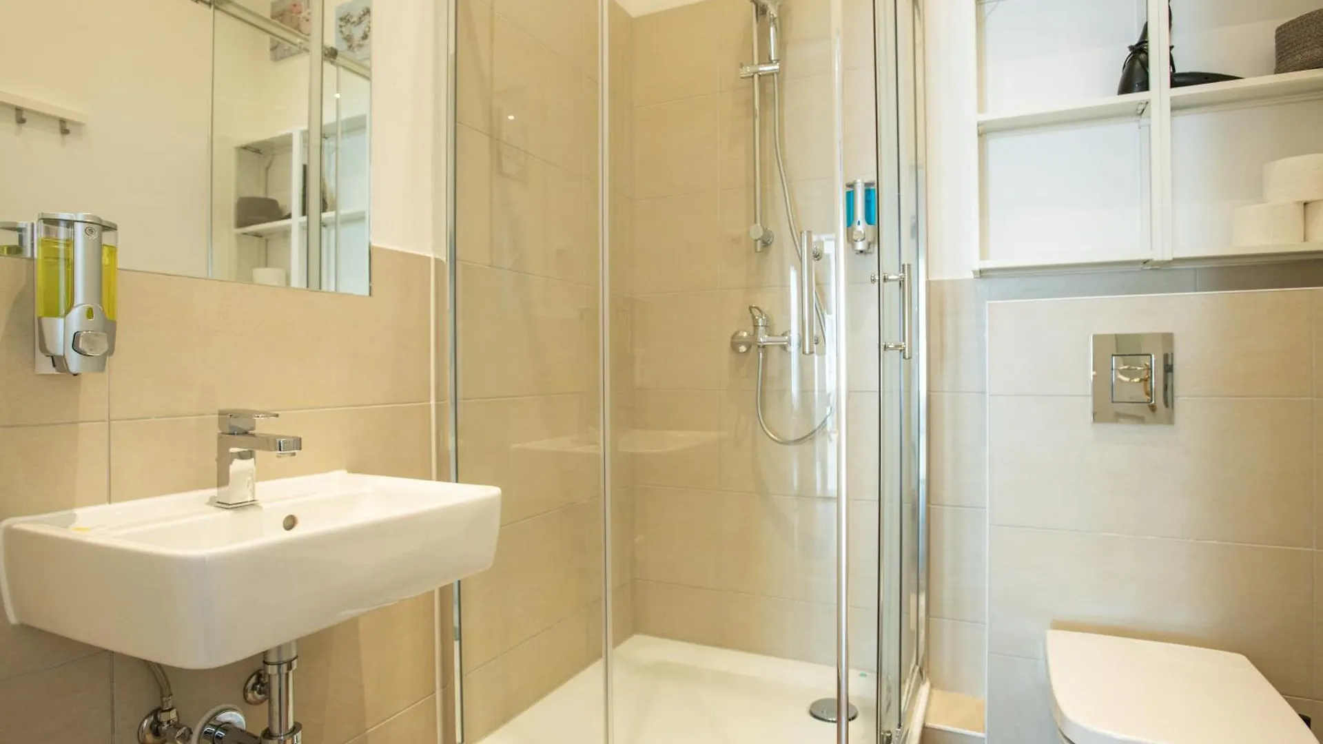 Kaiser 02 By Rockchair Apartments L Superhost Status L 3 Bedrooms Boxspringbeds 2 Bathrooms L Cozy Family & Business Flair 155 Sqm 3 Balcony 2Nd Floor Elevator Up To 10 Guests Welcomes You! Berlin