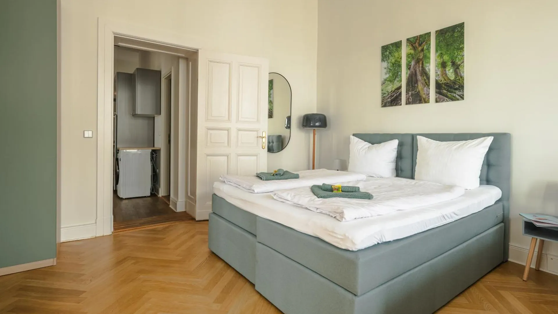 Kaiser 02 By Rockchair Apartments L Superhost Status L 3 Bedrooms Boxspringbeds 2 Bathrooms L Cozy Family & Business Flair 155 Sqm 3 Balcony 2Nd Floor Elevator Up To 10 Guests Welcomes You! Berlin