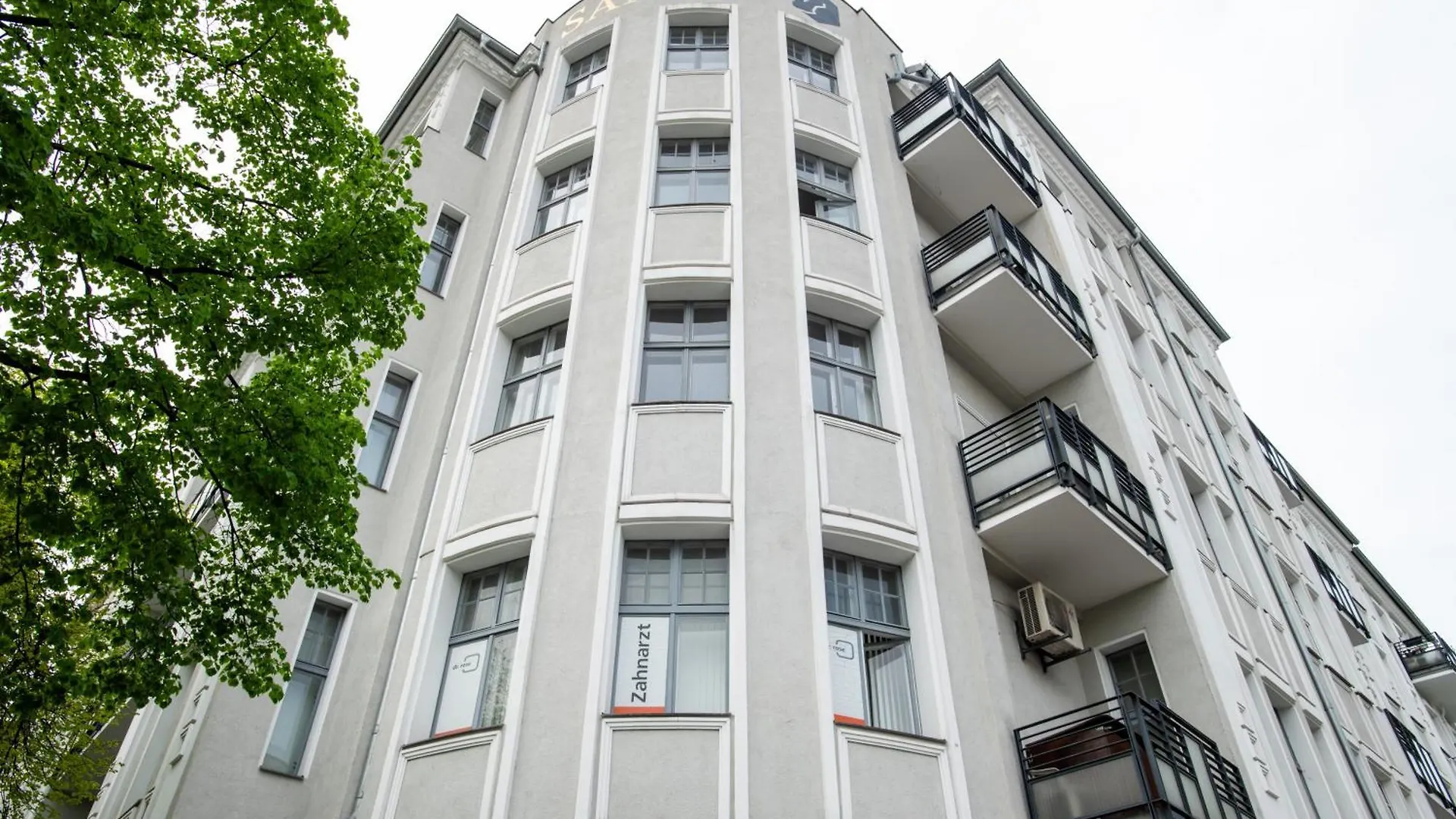 Kaiser 02 By Rockchair Apartments L Superhost Status L 3 Bedrooms Boxspringbeds 2 Bathrooms L Cozy Family & Business Flair 155 Sqm 3 Balcony 2Nd Floor Elevator Up To 10 Guests Welcomes You! Berlin