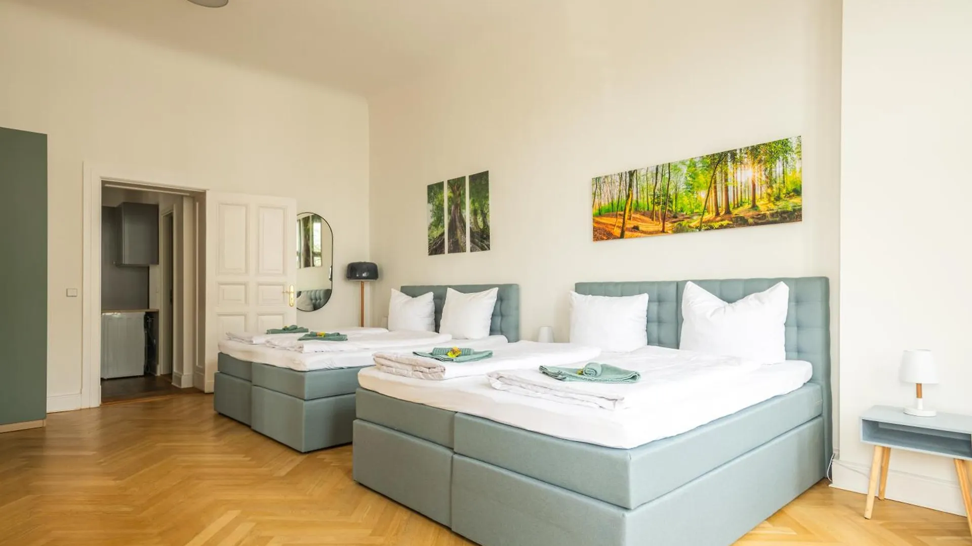 Kaiser 02 By Rockchair Apartments L Superhost Status L 3 Bedrooms Boxspringbeds 2 Bathrooms L Cozy Family & Business Flair 155 Sqm 3 Balcony 2Nd Floor Elevator Up To 10 Guests Welcomes You! Berlin