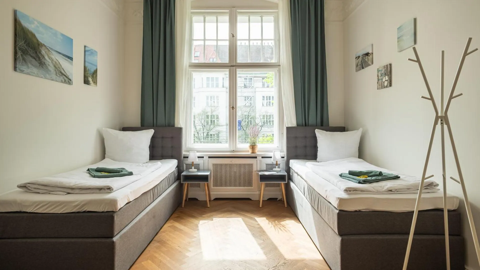 Kaiser 02 By Rockchair Apartments L Superhost Status L 3 Bedrooms Boxspringbeds 2 Bathrooms L Cozy Family & Business Flair 155 Sqm 3 Balcony 2Nd Floor Elevator Up To 10 Guests Welcomes You! Berlin