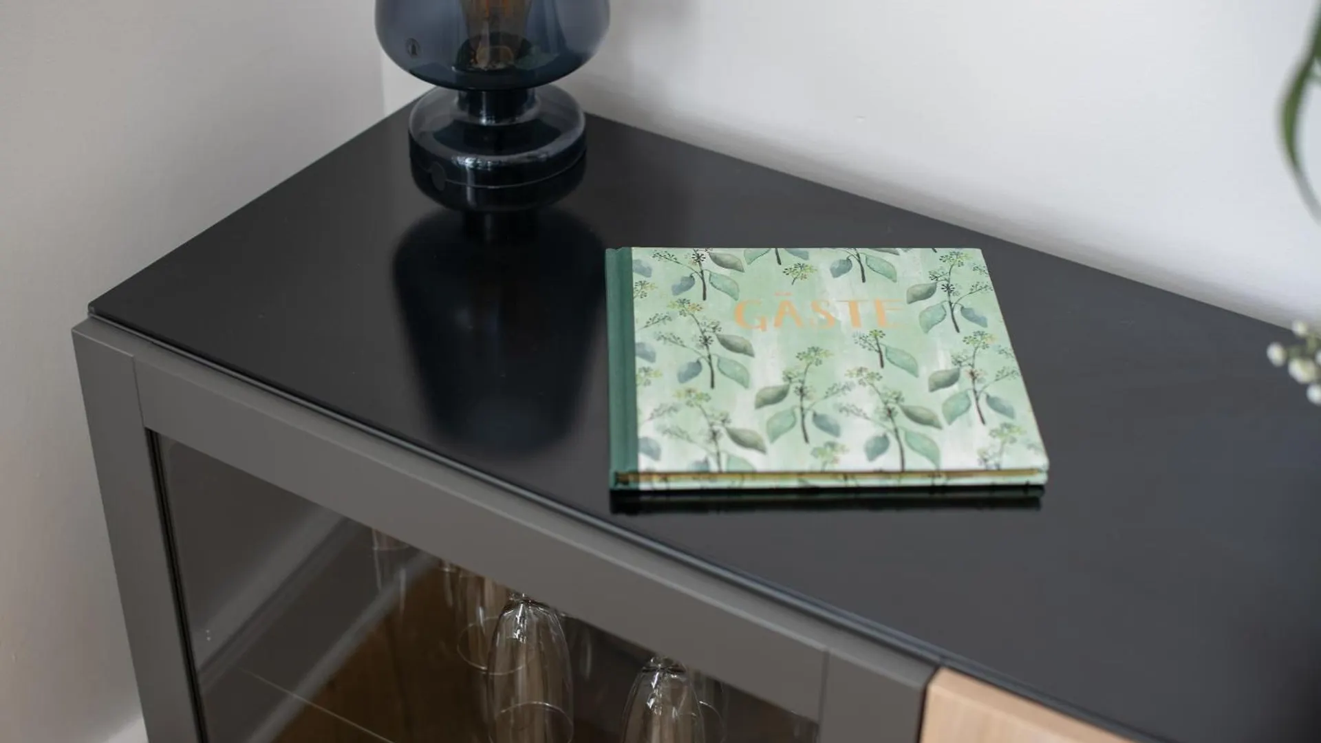 Kaiser 02 By Rockchair Apartments L Superhost Status L 3 Bedrooms Boxspringbeds 2 Bathrooms L Cozy Family & Business Flair 155 Sqm 3 Balcony 2Nd Floor Elevator Up To 10 Guests Welcomes You! Berlin Németország