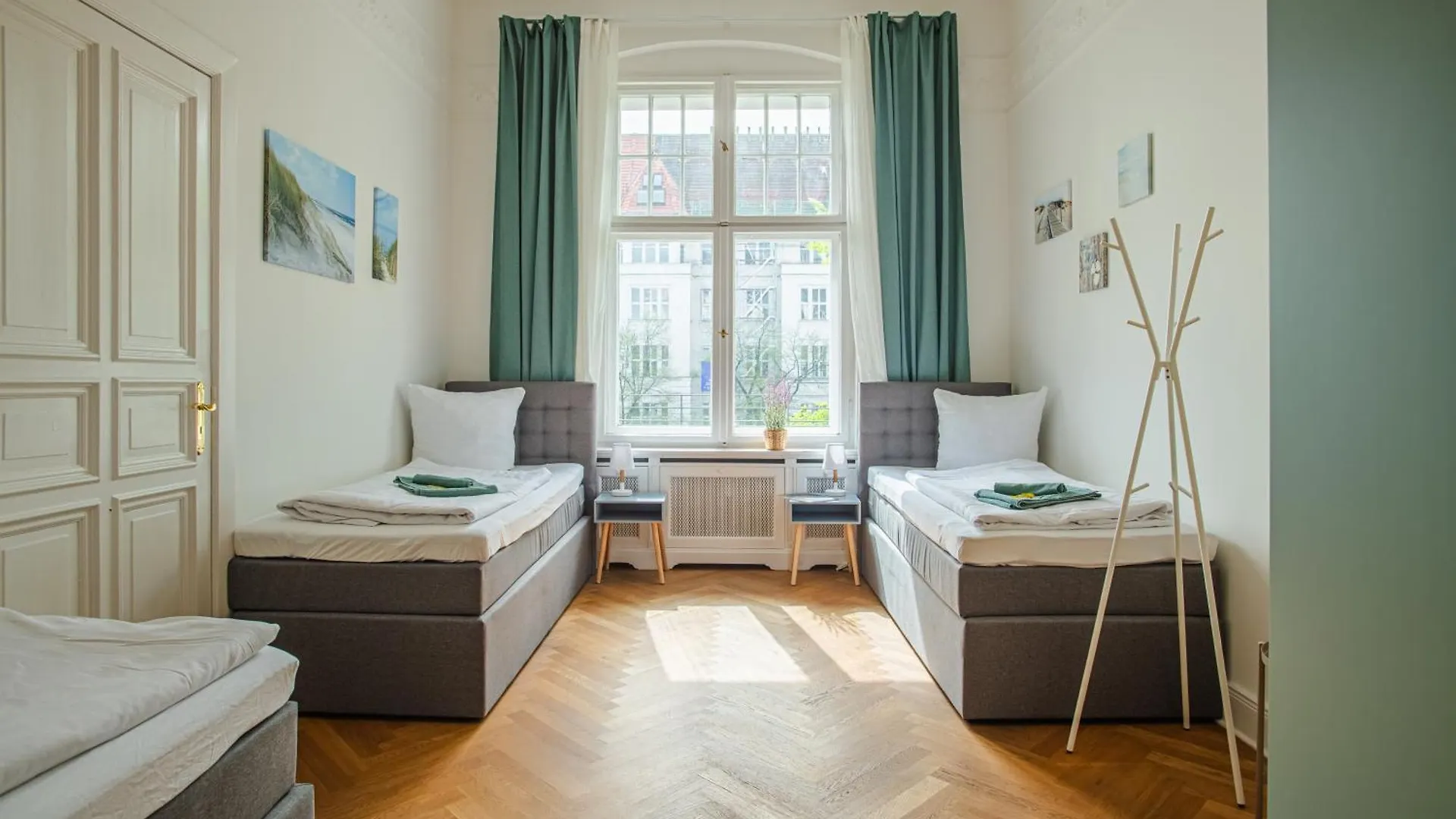 Kaiser 02 By Rockchair Apartments L Superhost Status L 3 Bedrooms Boxspringbeds 2 Bathrooms L Cozy Family & Business Flair 155 Sqm 3 Balcony 2Nd Floor Elevator Up To 10 Guests Welcomes You! Berlin