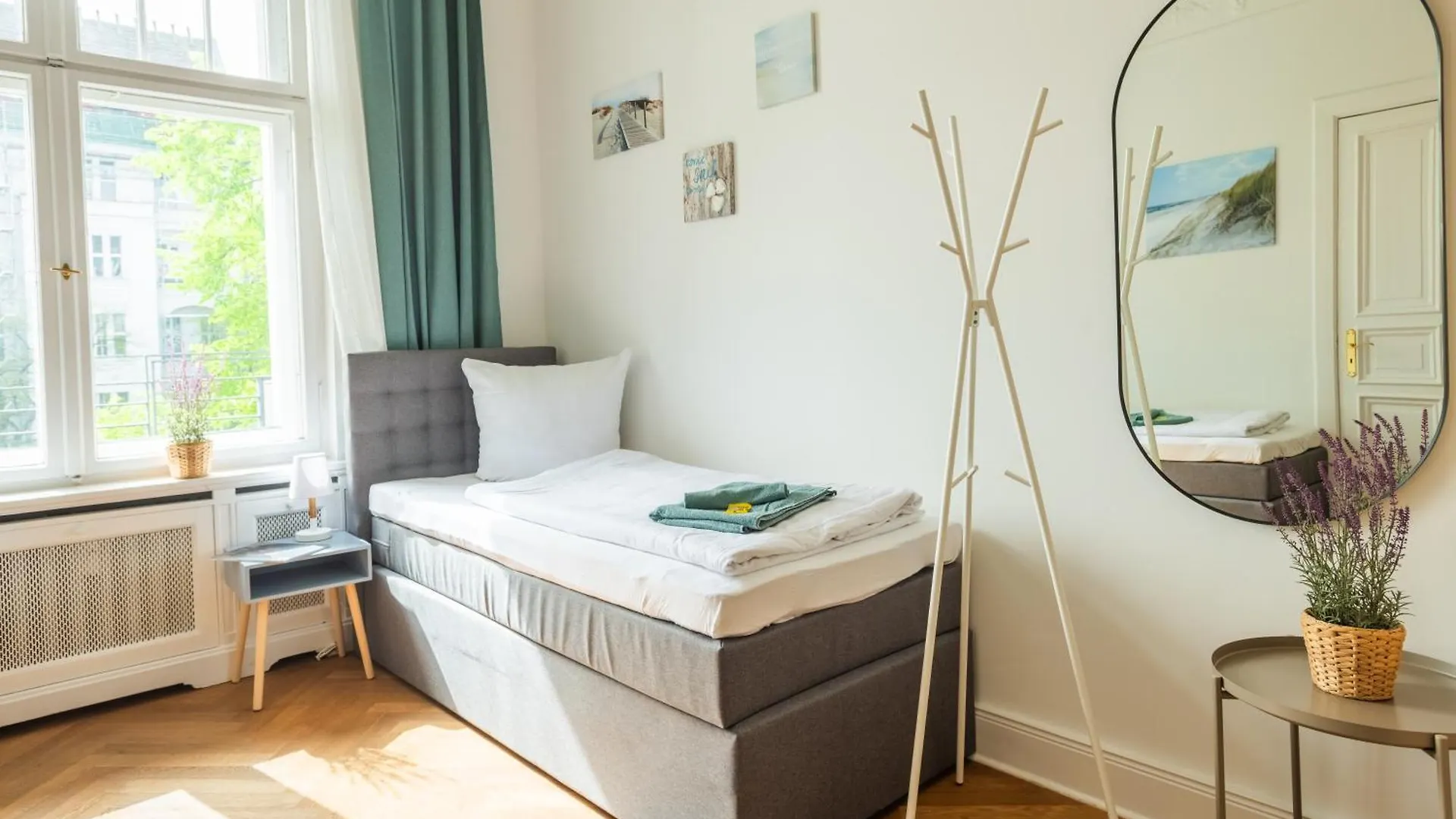 Kaiser 02 By Rockchair Apartments L Superhost Status L 3 Bedrooms Boxspringbeds 2 Bathrooms L Cozy Family & Business Flair 155 Sqm 3 Balcony 2Nd Floor Elevator Up To 10 Guests Welcomes You! Berlin