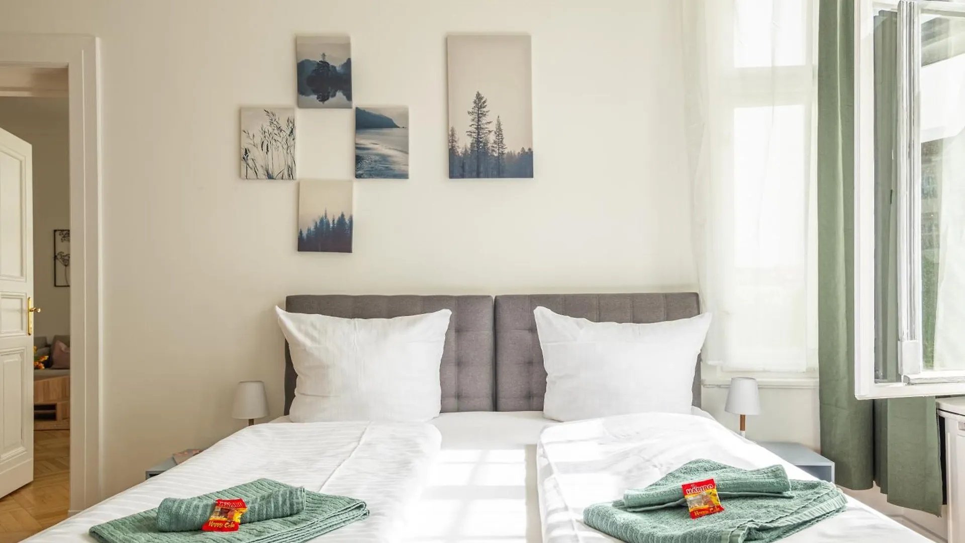 Kaiser 02 By Rockchair Apartments L Superhost Status L 3 Bedrooms Boxspringbeds 2 Bathrooms L Cozy Family & Business Flair 155 Sqm 3 Balcony 2Nd Floor Elevator Up To 10 Guests Welcomes You! Berlin Németország