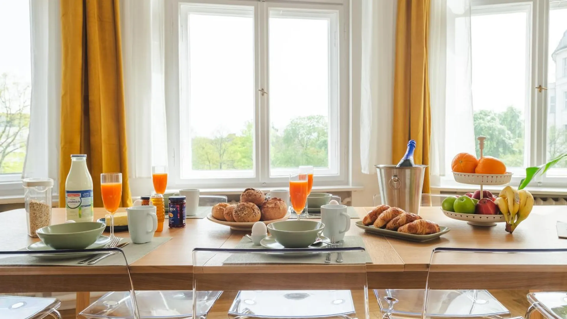 Kaiser 02 By Rockchair Apartments L Superhost Status L 3 Bedrooms Boxspringbeds 2 Bathrooms L Cozy Family & Business Flair 155 Sqm 3 Balcony 2Nd Floor Elevator Up To 10 Guests Welcomes You! Berlin