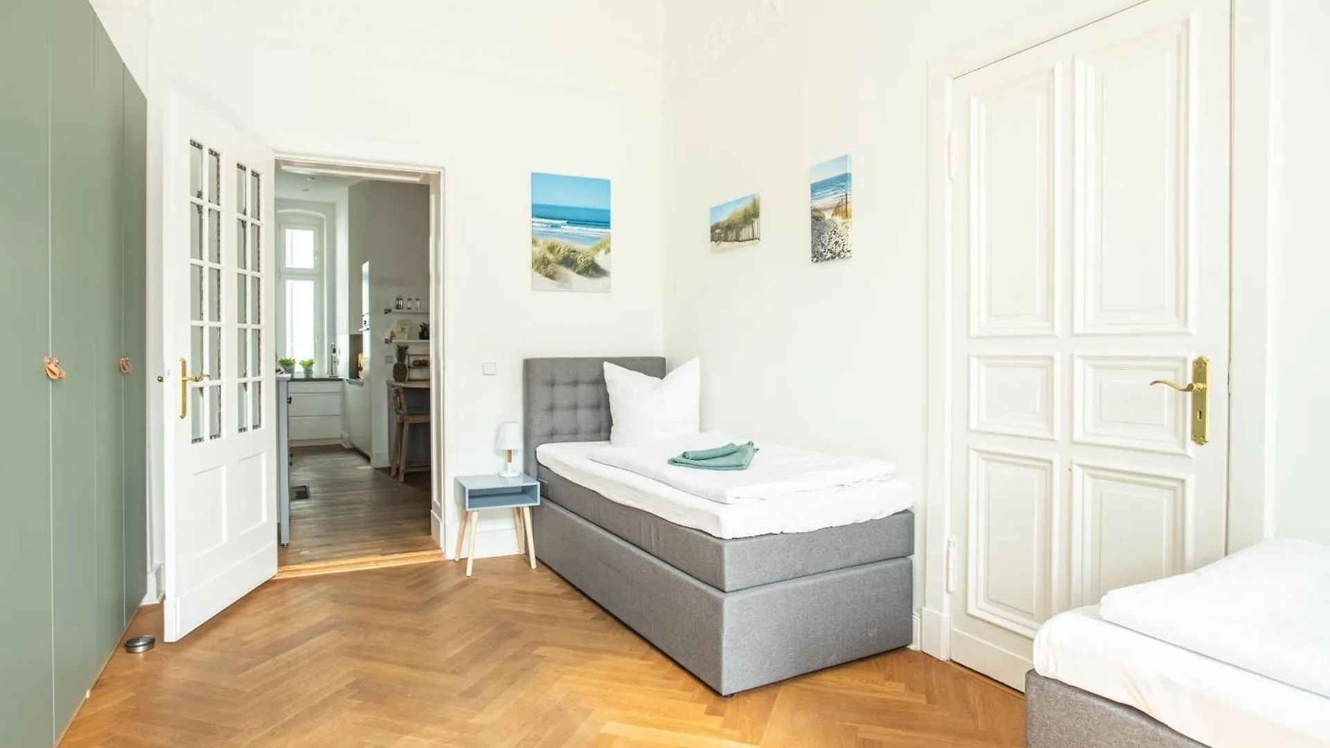 Kaiser 02 By Rockchair Apartments L Superhost Status L 3 Bedrooms Boxspringbeds 2 Bathrooms L Cozy Family & Business Flair 155 Sqm 3 Balcony 2Nd Floor Elevator Up To 10 Guests Welcomes You! Berlin