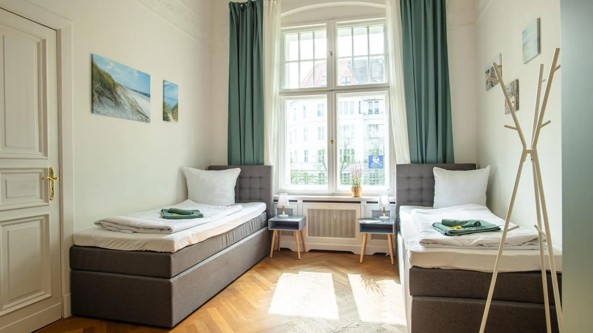 Kaiser 02 By Rockchair Apartments L Superhost Status L 3 Bedrooms Boxspringbeds 2 Bathrooms L Cozy Family & Business Flair 155 Sqm 3 Balcony 2Nd Floor Elevator Up To 10 Guests Welcomes You! Berlin Németország