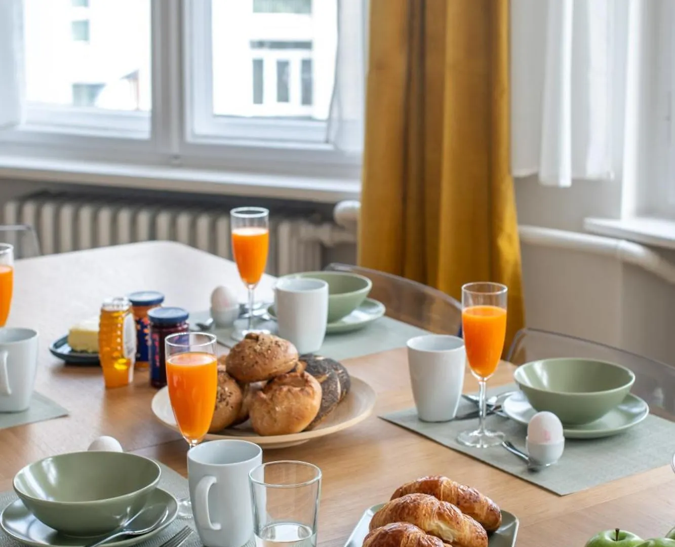 Kaiser 02 By Rockchair Apartments L Superhost Status L 3 Bedrooms Boxspringbeds 2 Bathrooms L Cozy Family & Business Flair 155 Sqm 3 Balcony 2Nd Floor Elevator Up To 10 Guests Welcomes You! Berlin