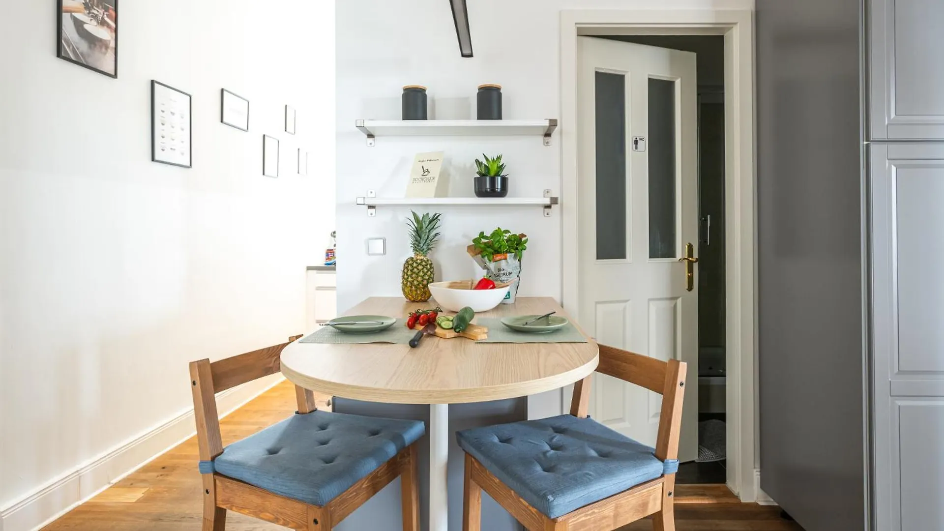 Kaiser 02 By Rockchair Apartments L Superhost Status L 3 Bedrooms Boxspringbeds 2 Bathrooms L Cozy Family & Business Flair 155 Sqm 3 Balcony 2Nd Floor Elevator Up To 10 Guests Welcomes You! Berlin