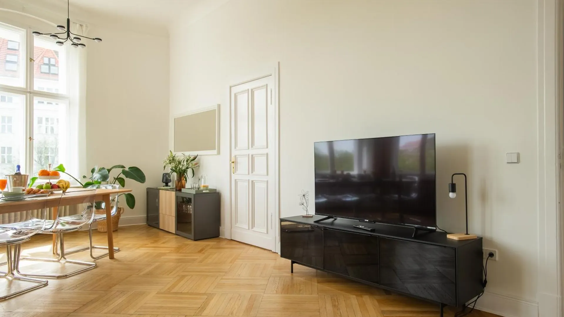 Kaiser 02 By Rockchair Apartments L Superhost Status L 3 Bedrooms Boxspringbeds 2 Bathrooms L Cozy Family & Business Flair 155 Sqm 3 Balcony 2Nd Floor Elevator Up To 10 Guests Welcomes You! Berlin
