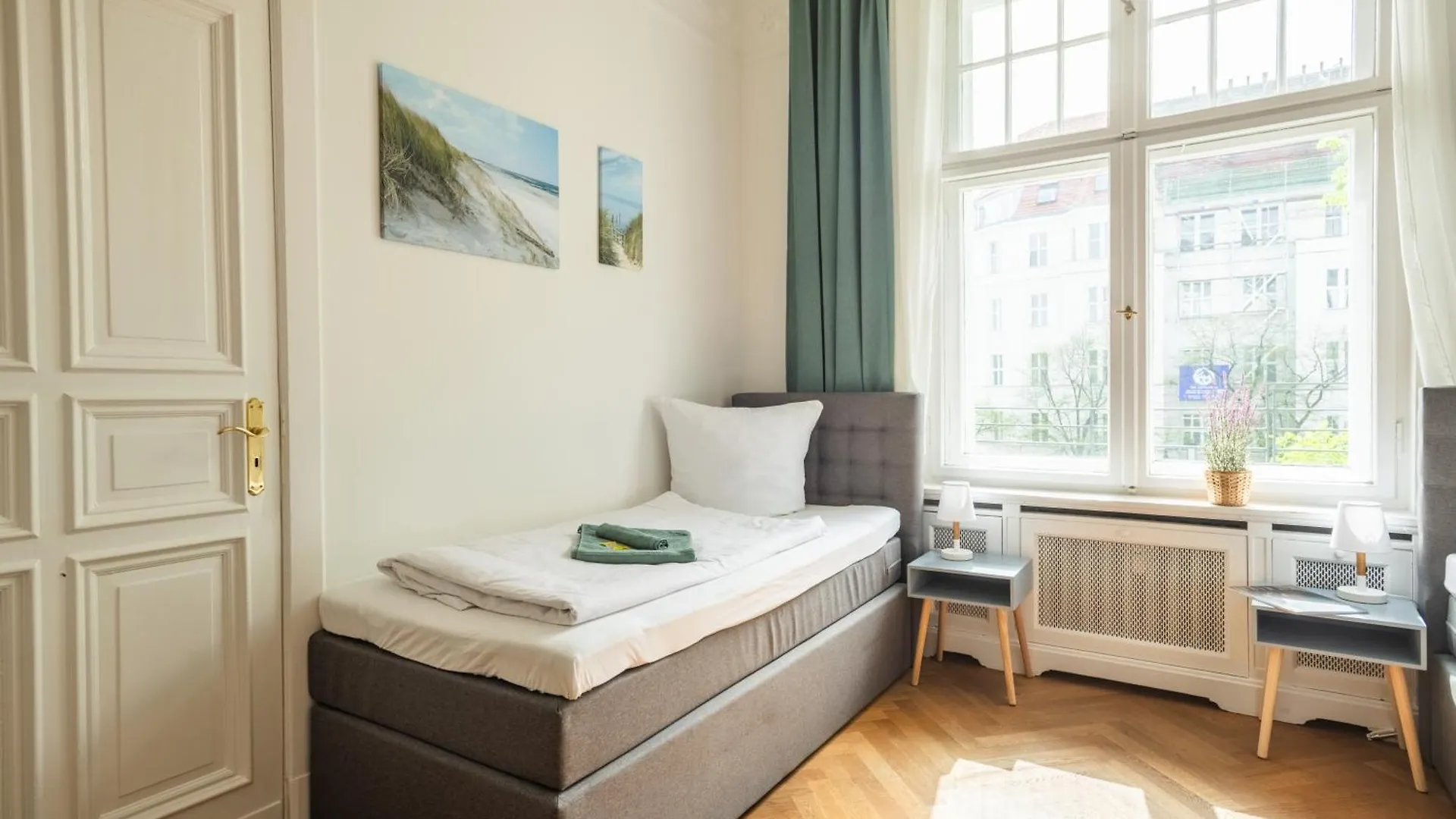 Kaiser 02 By Rockchair Apartments L Superhost Status L 3 Bedrooms Boxspringbeds 2 Bathrooms L Cozy Family & Business Flair 155 Sqm 3 Balcony 2Nd Floor Elevator Up To 10 Guests Welcomes You! Berlin