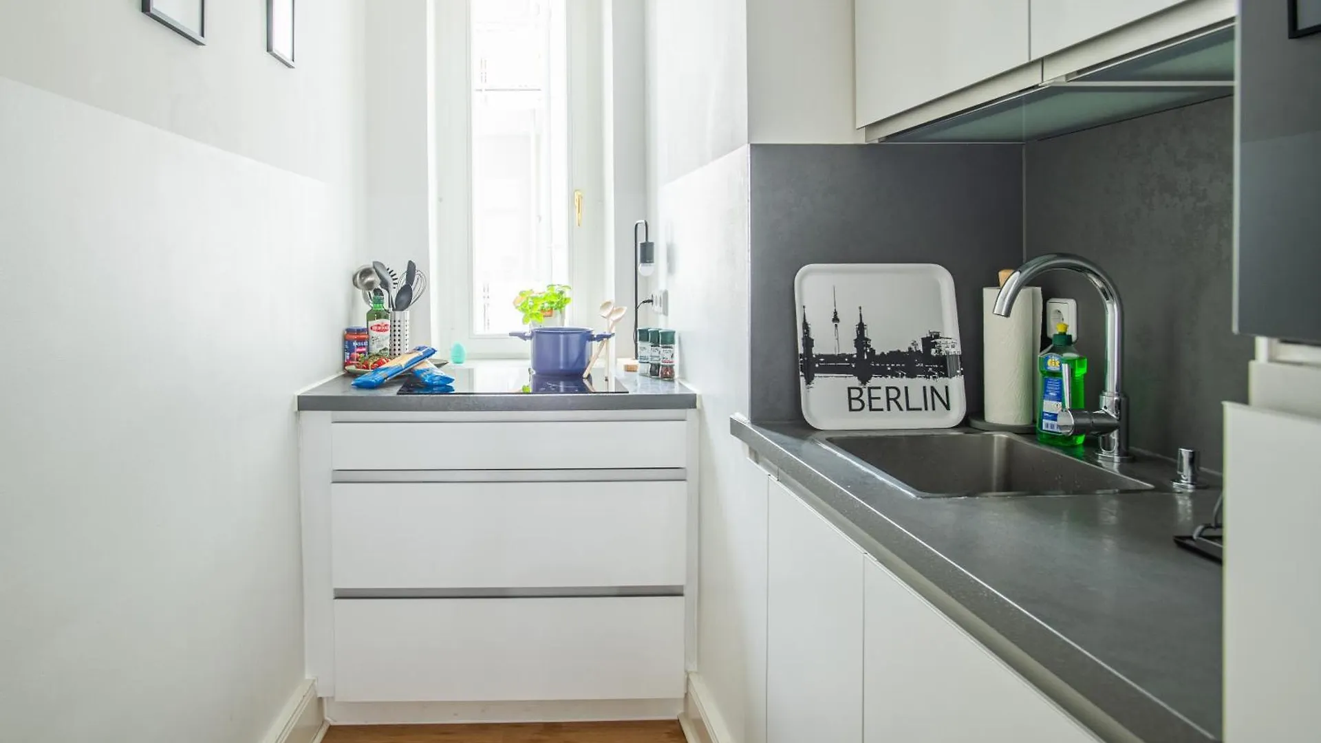 Kaiser 02 By Rockchair Apartments L Superhost Status L 3 Bedrooms Boxspringbeds 2 Bathrooms L Cozy Family & Business Flair 155 Sqm 3 Balcony 2Nd Floor Elevator Up To 10 Guests Welcomes You! Berlin Németország
