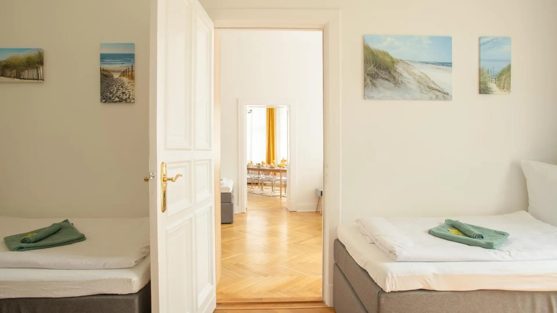 Kaiser 02 By Rockchair Apartments L Superhost Status L 3 Bedrooms Boxspringbeds 2 Bathrooms L Cozy Family & Business Flair 155 Sqm 3 Balcony 2Nd Floor Elevator Up To 10 Guests Welcomes You! Berlin