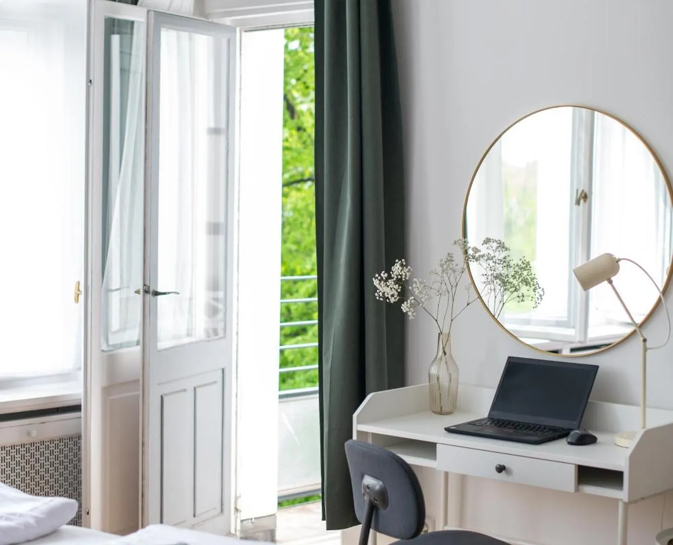 Kaiser 02 By Rockchair Apartments L Superhost Status L 3 Bedrooms Boxspringbeds 2 Bathrooms L Cozy Family & Business Flair 155 Sqm 3 Balcony 2Nd Floor Elevator Up To 10 Guests Welcomes You! Berlin