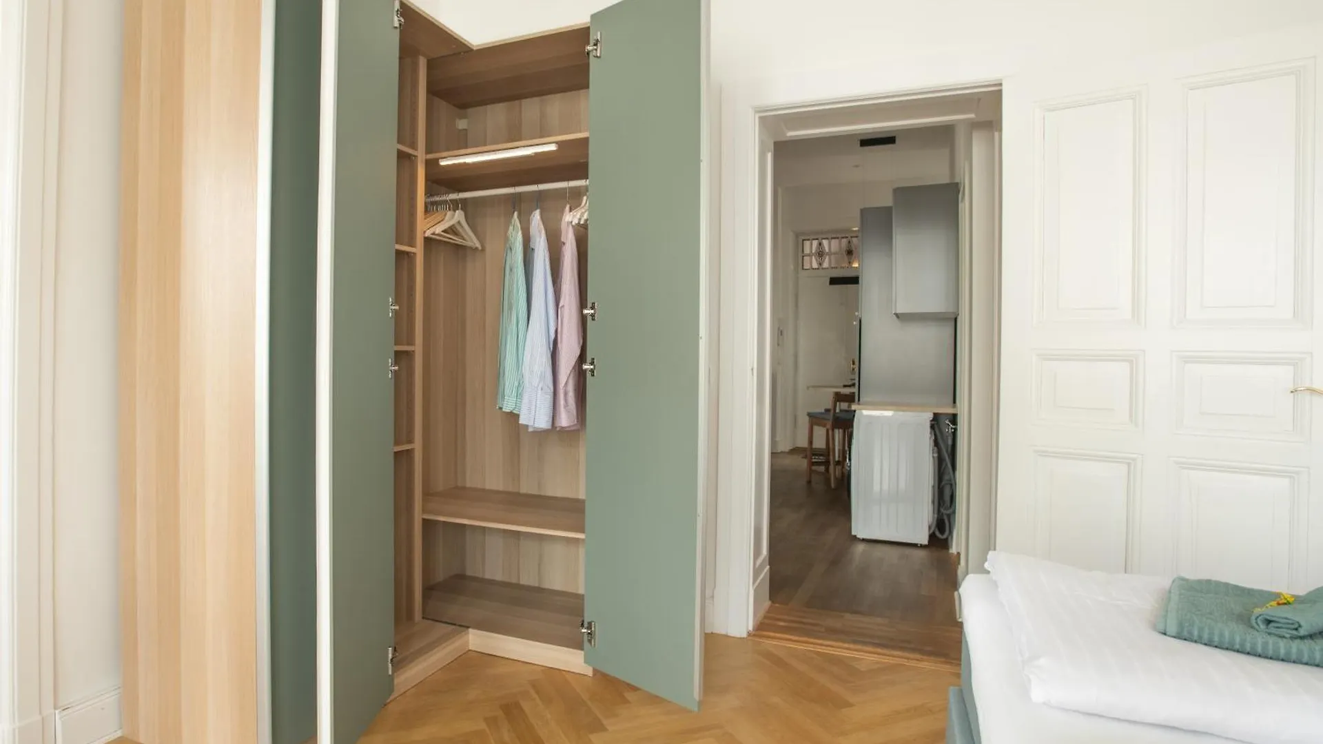 Kaiser 02 By Rockchair Apartments L Superhost Status L 3 Bedrooms Boxspringbeds 2 Bathrooms L Cozy Family & Business Flair 155 Sqm 3 Balcony 2Nd Floor Elevator Up To 10 Guests Welcomes You! Berlin 0*,  Németország